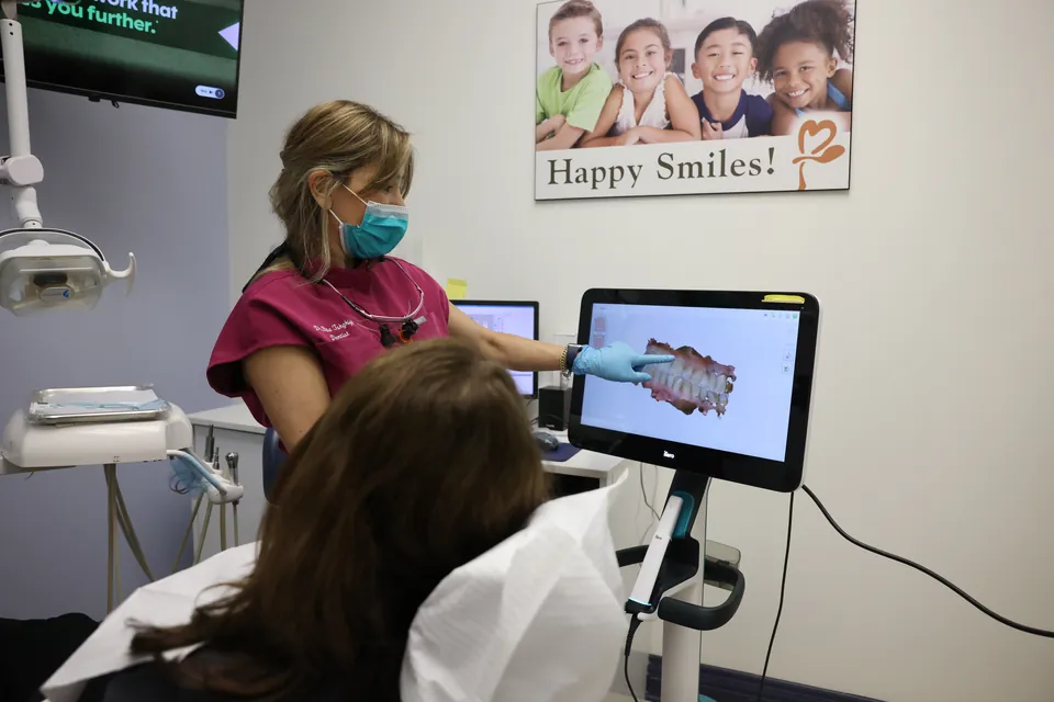 A 3D scan of a patient's teeth on the screen, used to plan clear aligners
